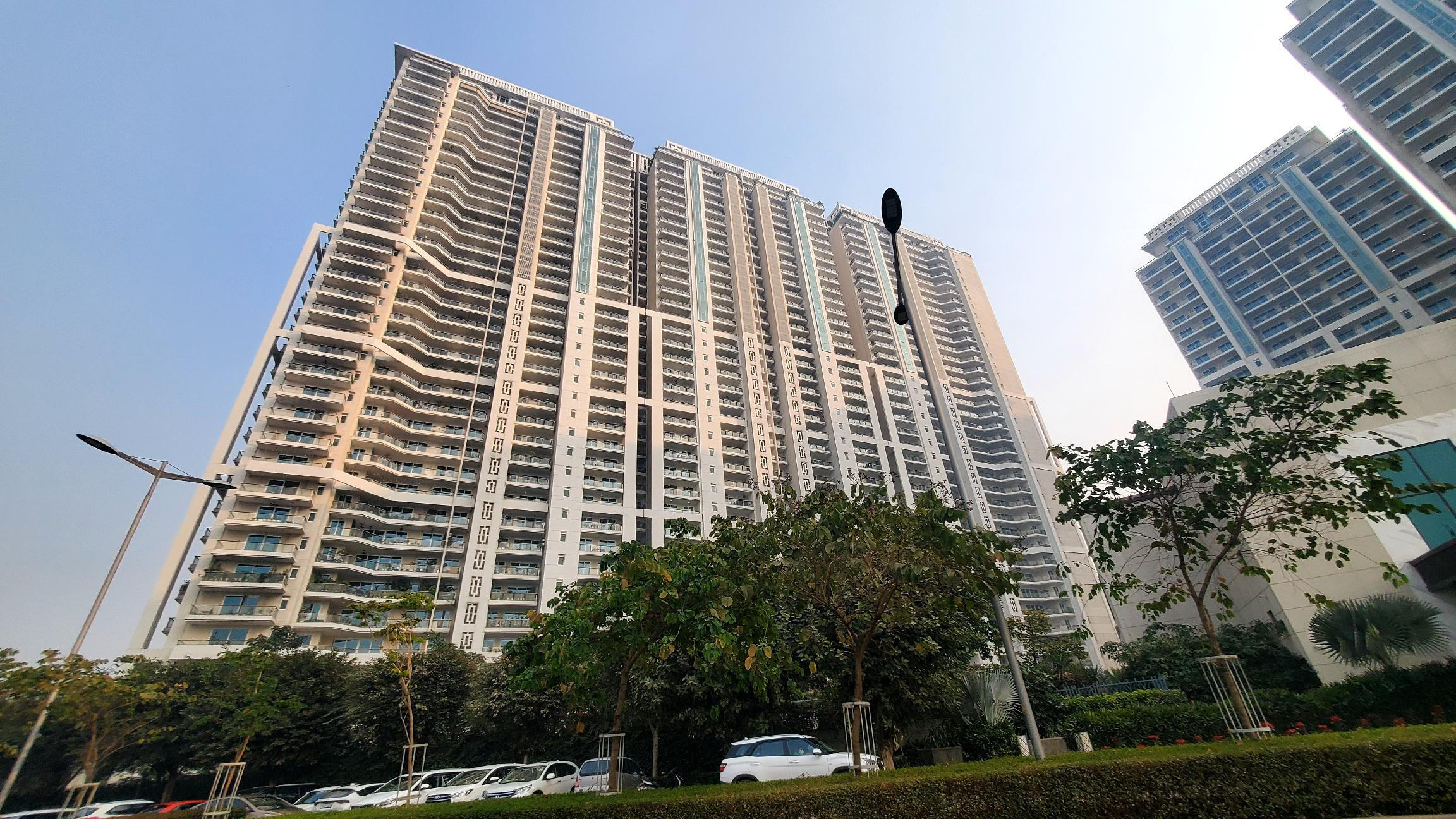 DLF The Crest