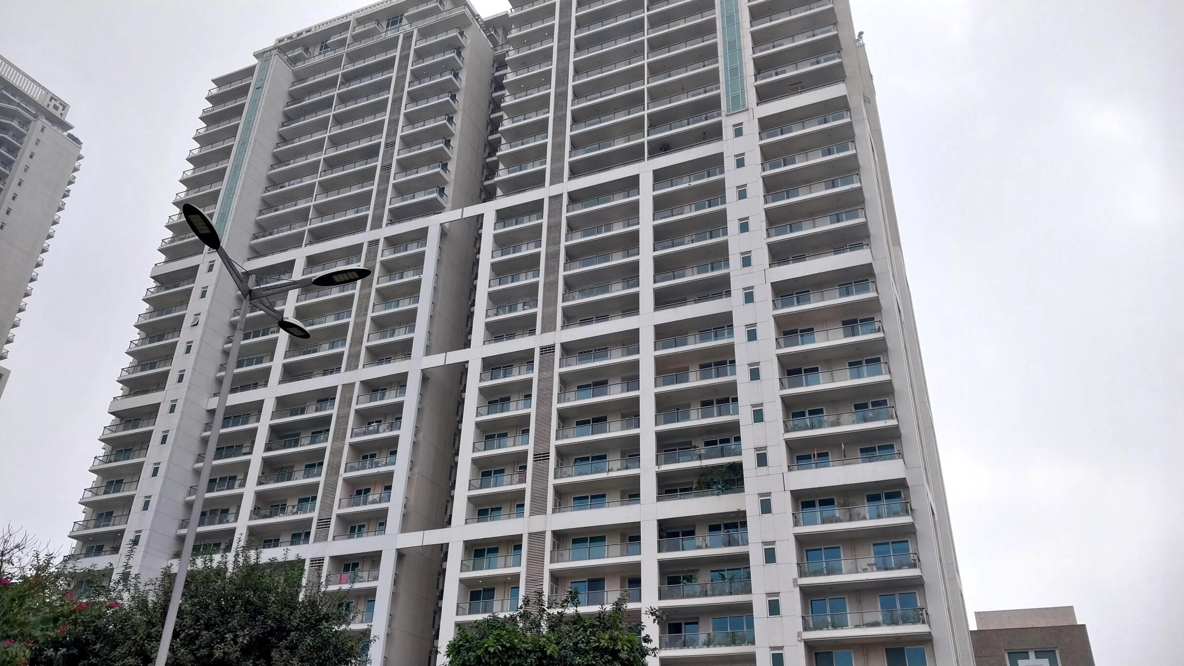 DLF The Crest