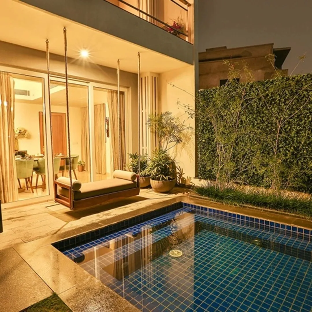 Godrej Golf Links Crest Infinity Pool