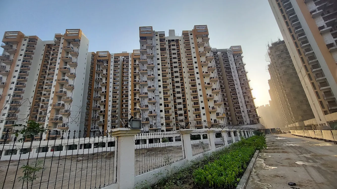 Amrapali Centurian Park